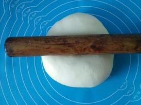 把面团分成两份分别擀压平整。