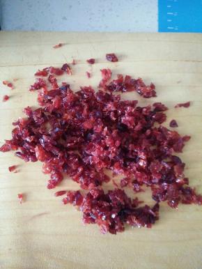 蔓越莓切成小块。