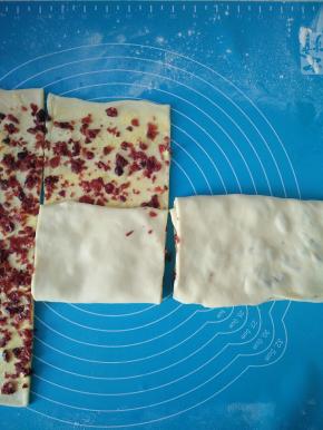 平均分切成三份，分别将切好的面团从上边、下边往中间折。
