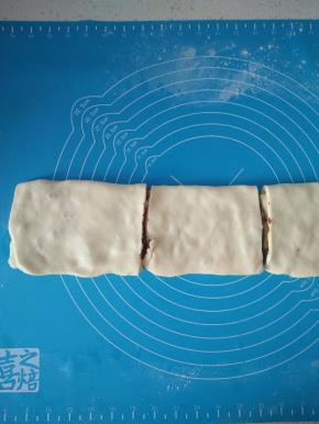 将折好的面团放冰箱冷藏15分钟。