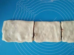 将折好的面团放冰箱冷藏15分钟。