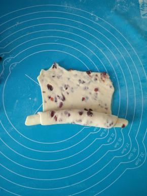 由下而上卷起，其它面团依次做好。