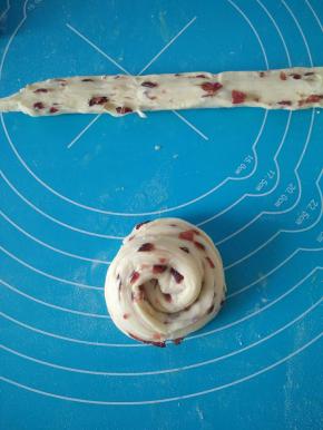 切面向外卷起来。