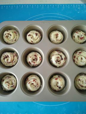 全部卷后放入抹好黄油的模具中。