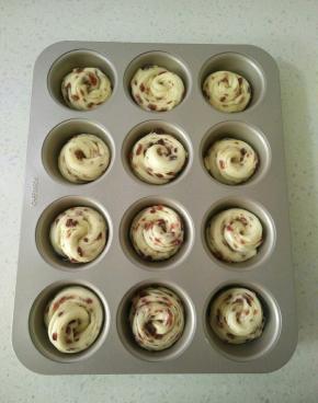 刷一层蛋液，放入预热好的烤箱，150度烤25分钟。