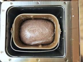 7、发酵好的面团体积增大2倍左右，手指沾少许干面粉插入面团中，面团不塌陷有轻微的回缩成肚脐眼状态不变的样子就是发酵好了。