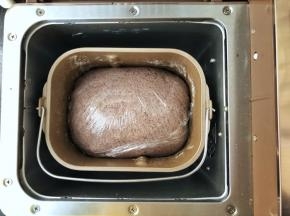 7、发酵好的面团体积增大2倍左右，手指沾少许干面粉插入面团中，面团不塌陷有轻微的回缩成肚脐眼状态不变的样子就是发酵好了。