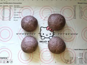 10、整形成圆形，盖上保鲜膜松弛5分钟。