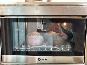 17、烤箱150度上下火预热好，放入烤盘烘烤28分钟后取出即可。