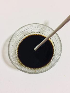 一勺蚝油，两勺红烧酱油，4勺生抽，一勺糖搅拌均匀调成料汁儿。