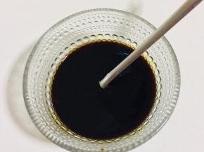 一勺蚝油，两勺红烧酱油，4勺生抽，一勺糖搅拌均匀调成料汁儿。