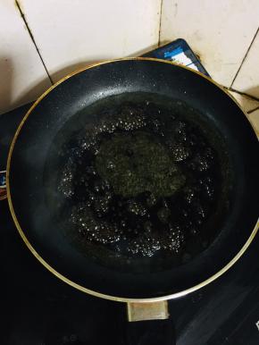 倒入调好的料汁儿小火熬出香味儿。