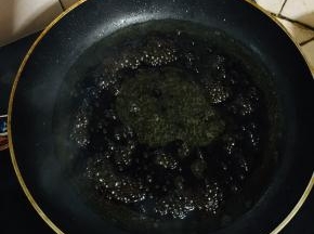 倒入调好的料汁儿小火熬出香味儿。