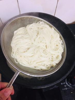 煮熟捞出，冲凉，沥干水分备用。（也可以不用冲凉，直接捞出沥干水分备用，随你喜欢哦！）