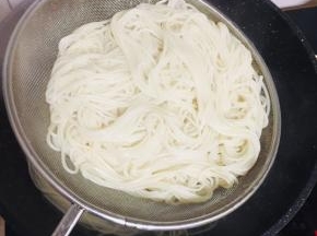 煮熟捞出，冲凉，沥干水分备用。（也可以不用冲凉，直接捞出沥干水分备用，随你喜欢哦！）