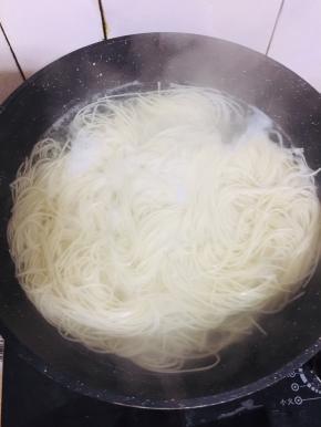 水烧开，下入面条煮熟。