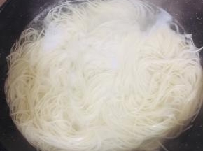 水烧开，下入面条煮熟。