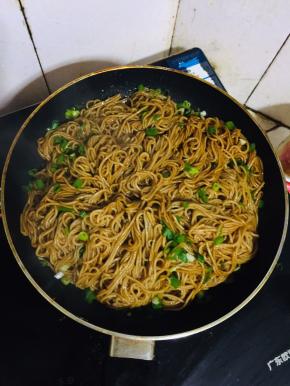 放入适量的葱花拌匀即可食用啦！