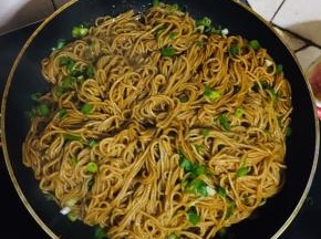 放入适量的葱花拌匀即可食用啦！