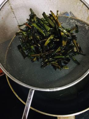 把葱叶炸干，炸香，捞出沥干油分。