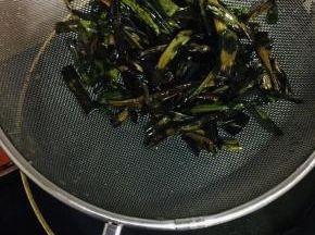 把葱叶炸干，炸香，捞出沥干油分。