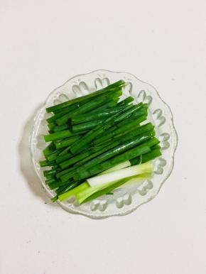 葱洗净切成段儿备用。