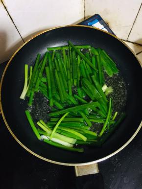 锅烧热倒入适量的油，放入葱段，小火慢慢的炸。