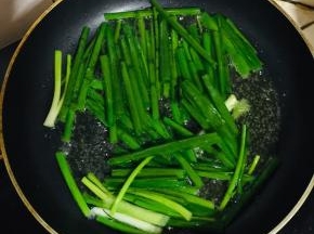 锅烧热倒入适量的油，放入葱段，小火慢慢的炸。