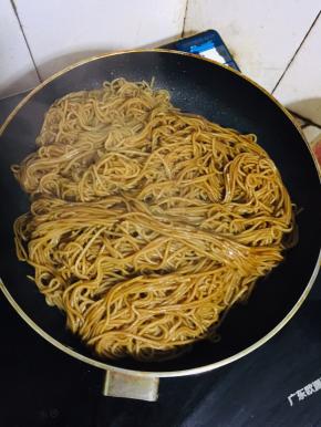 把面条放入料汁儿中搅拌均匀。