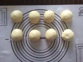 拿出排气分成均等的8份，盖上保鲜膜松弛15分钟即可