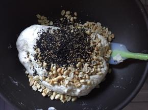 最后倒入花生，黑白芝麻，继续翻拌均匀