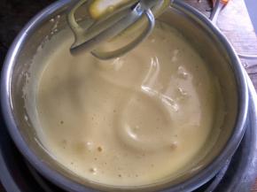 打发至拉起打蛋头画8字，几秒内不消失即可