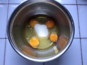 鸡蛋加白砂糖混合