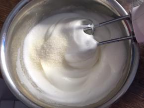高速打发至有纹路状态，加入最后的白砂糖