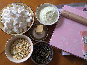 先准备好材料，花生放入烤箱180度，10分钟（注意不要烤焦了，最好守在烤箱旁边）出炉冷却后，戳掉外皮，扳成两瓣