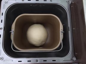 放入面包机中发酵，发酵时间也不固定，看面团状态