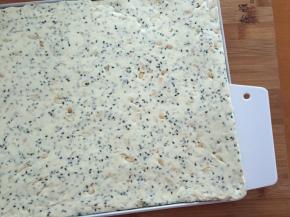 用切面刀将牛轧糖拿出，不沾很好脱模