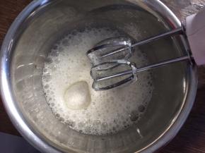 蛋白加入柠檬汁，低速打发至粗泡状态，加入三分之一白砂糖