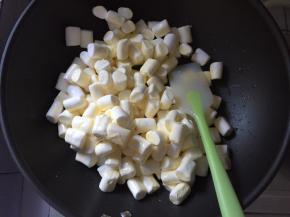 倒入棉花糖，不停翻拌