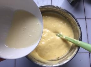 倒入面糊中翻拌均匀