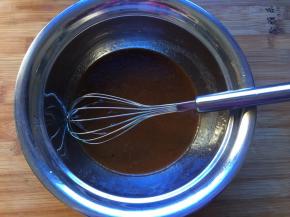 咖啡凉以后倒入玉米油，混合均匀