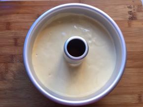 倒入学厨7寸中空，轻震两下，震出大气泡，放入预热好的烤箱150度，中下层60分钟