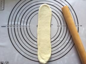 再次擀成牛舌状，从上向下卷起
