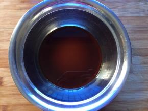 先用开水兑咖啡，我用的雀巢的醇黑咖啡，待凉备用