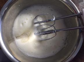 中速打发至粗泡消失，加入三分之一白砂糖