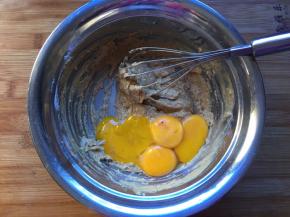 蛋黄和蛋清分离，蛋白盆中应无油无水无蛋黄，加入蛋黄，搅拌均匀