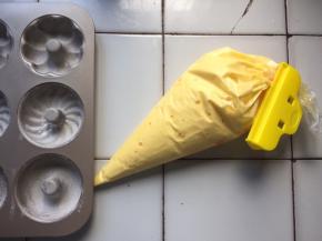 放入裱花袋中，挤入烤盘