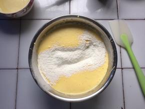 筛入低筋面粉，翻拌均匀