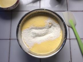 筛入低筋面粉，翻拌均匀