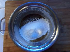 筛入低筋面粉，Z字型搅拌均匀